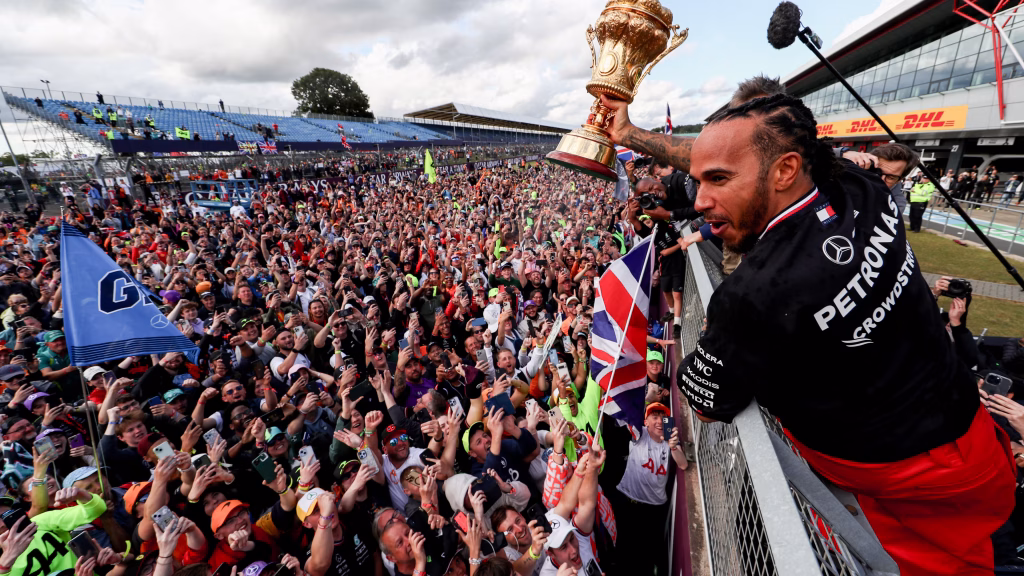 Lewis Hamilton ci ha regalato qualcosa di indescrivibile. Una gara densa di emozioni, poesia e grandezza che solo il Re poteva darci. 
