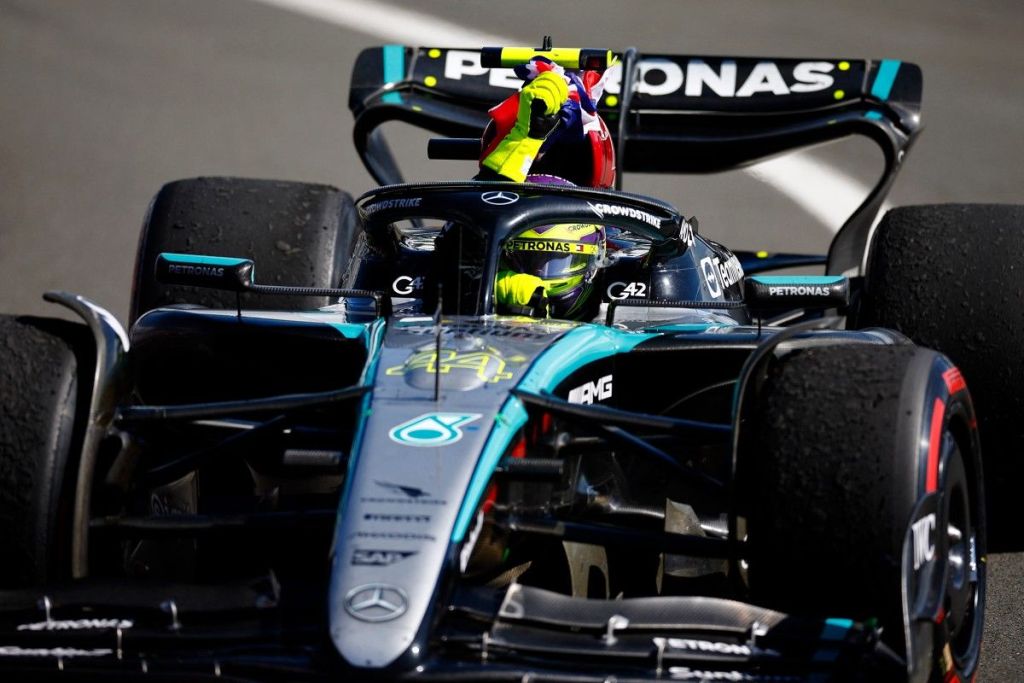 Lewis Hamilton ci ha regalato qualcosa di indescrivibile. Una gara densa di emozioni, poesia e grandezza che solo il Re poteva darci. 