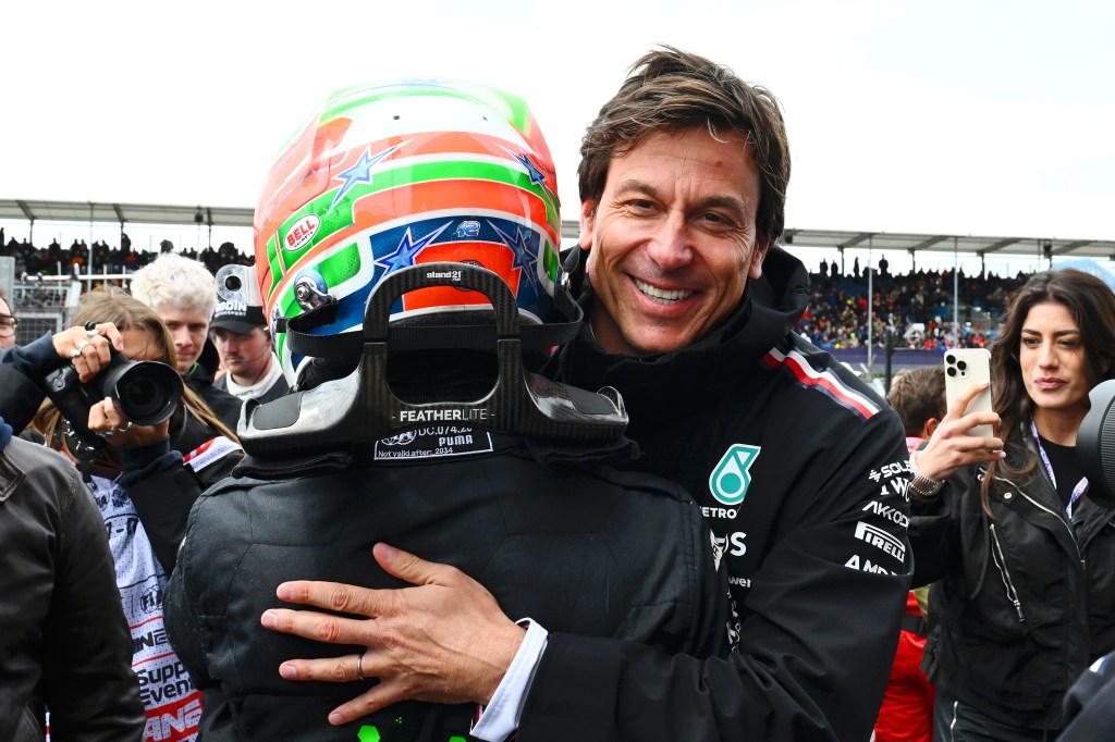 Toto Wolff si congratula con Andrea Kimi Antonelli dopo la Sprint Race a Silverstone