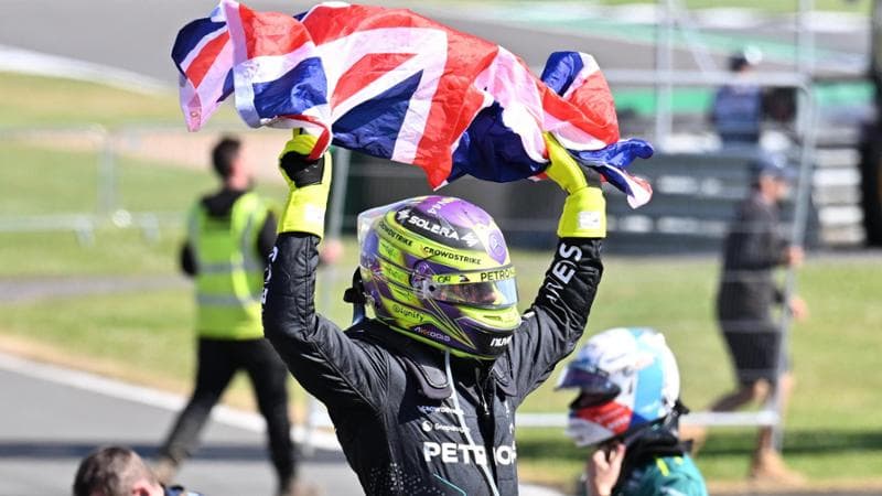 Hamilton vince a Silverstone e alza la bandiera britannica dopo la vittoria