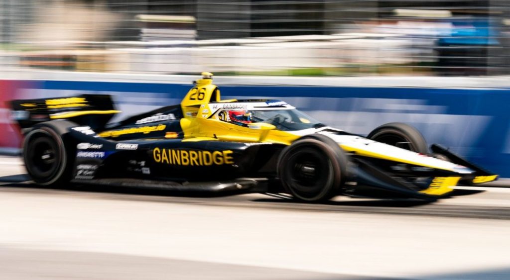 Colton Herta è pronto a una nuova sfida: dal 2026 correrà in Formula 2 con il team Hitech GP. L’annuncio segna ufficialmente la fine della sua avventura in IndyCar e l’inizio di un percorso mirato verso la Formula 1.