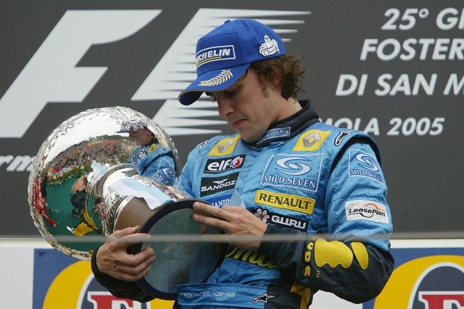 Confrontando le generazioni, Alonso osserva che i piloti più giovani sono molto preparati grazie a tecnologie avanzate e simulazioni, ma forse mancano un po' di carattere rispetto ai piloti del passato.