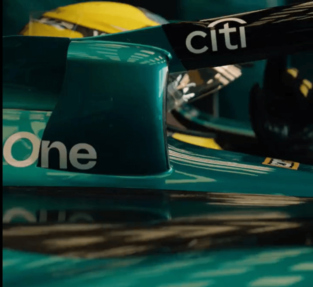 Il circuito di Silverstone è stato il palcoscenico di un 'filming day' organizzato da Aston Martin, durante il quale è stata testata la nuova AMR24. Alla guida della vettura c'era Nick Yelloly, pilota di simulatore della scuderia britannica.