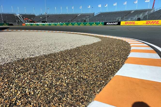 I team di Formula 1 e la FIA stanno discutendo l'implementazione di una soluzione innovativa per far rispettare i limiti della pista: l'uso di colla sulle trappole di ghiaia.