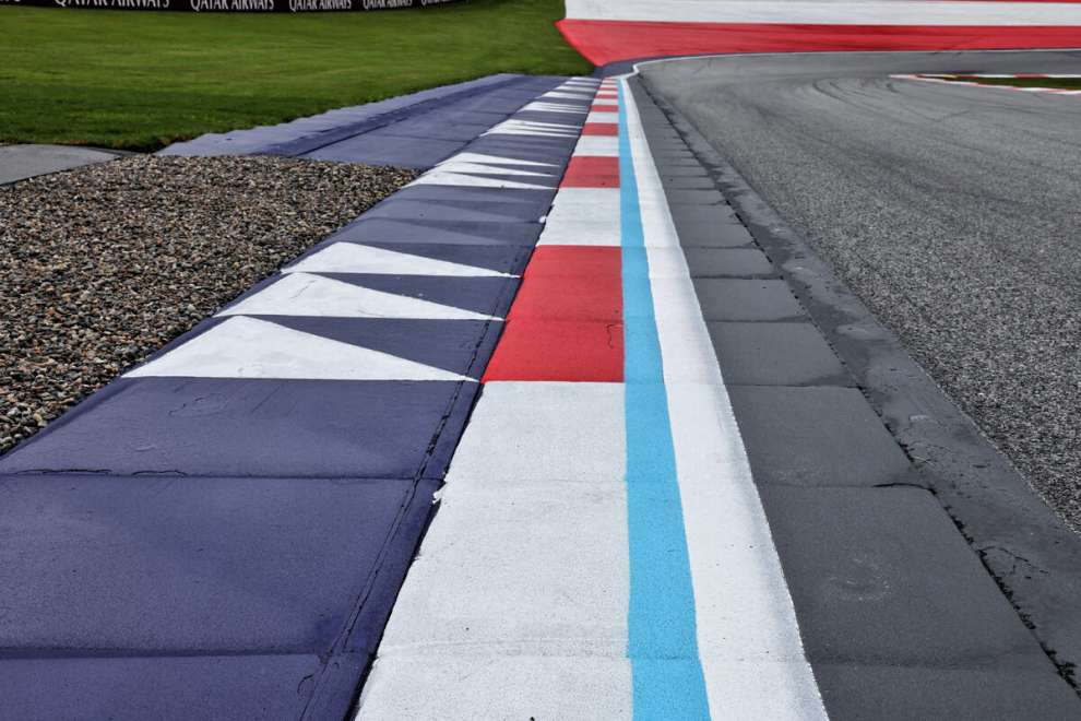 I team di Formula 1 e la FIA stanno discutendo l'implementazione di una soluzione innovativa per far rispettare i limiti della pista: l'uso di colla sulle trappole di ghiaia.