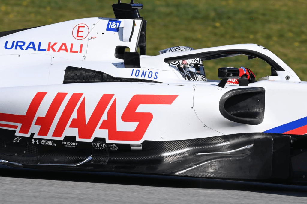 Il rapporto tra l'ex sponsor principale di Haas F1, Uralkali, e il team di Formula 1 di proprietà americana si è ulteriormente complicato. Uralkali sostiene che Haas non ha ancora rimborsato una somma dovuta, né consegnato una vettura di Formula 1, come stabilito in un recente arbitrato.