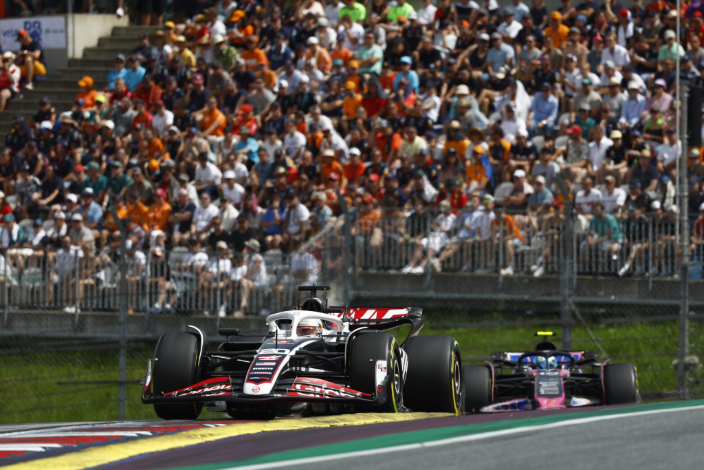Haas ha annunciato che Kevin Magnussen lascerà il team alla fine della stagione di Formula 1 2024. Il pilota danese, che ha corso per il team tra il 2017 e il 2020 e poi di nuovo dal 2022, concluderà la sua carriera in F1 dopo il Gran Premio di Abu Dhabi.
