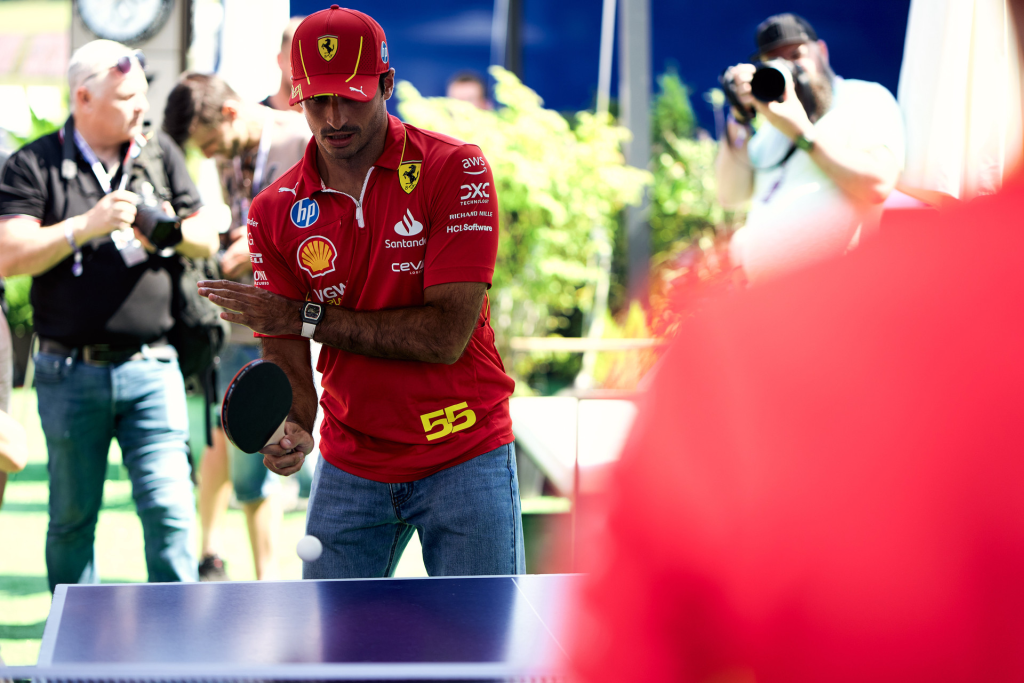 Carlos Sainz ha recentemente condiviso le sue riflessioni sul futuro della sua carriera e sulle aspettative per gli aggiornamenti tecnici della Ferrari. Parlando con i media, lo spagnolo ha sottolineato la necessità di prendere decisioni ponderate riguardo al suo futuro, nonostante la pressione esterna.