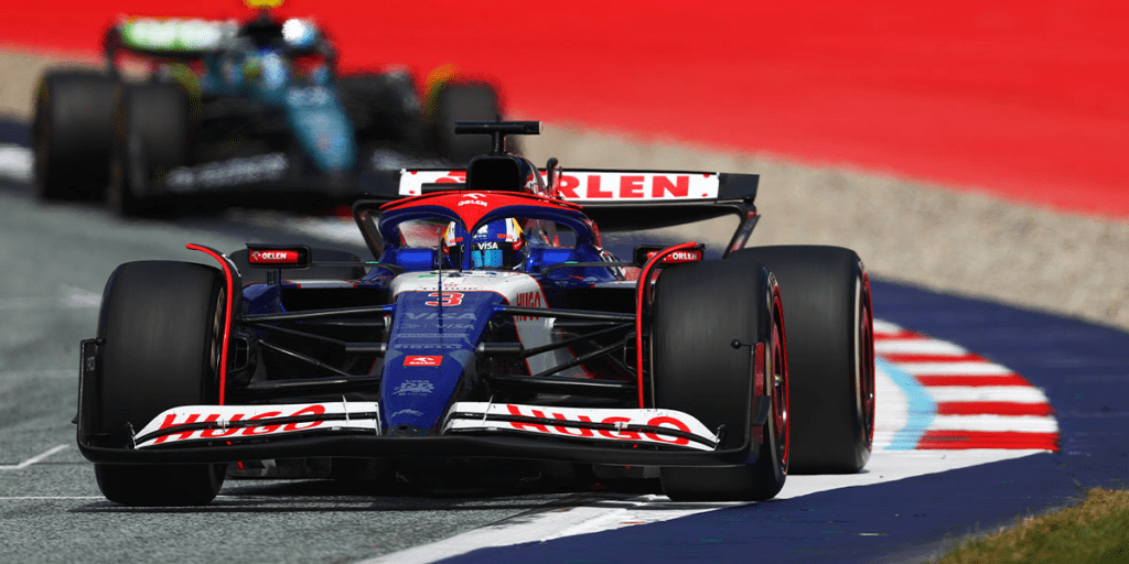 Daniel Ricciardo sta affrontando un periodo cruciale nella sua carriera in Formula 1, con l'obiettivo di mantenere il suo posto nel team RB per il 2025. Il CEO di RB, Peter Bayer, ha recentemente fornito un aggiornamento sulle possibilità dell'australiano di rimanere con il team.