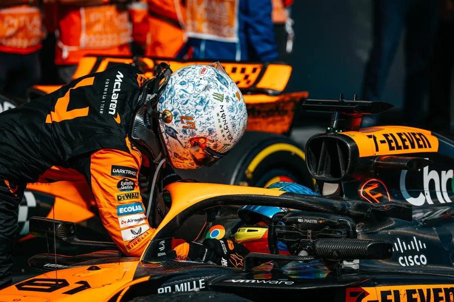Lando Norris ha mancato la sua seconda vittoria in carriera in F1, dopo che la McLaren ha imposto un ordine di scuderia nelle fasi finali della gara per scambiare posizioni con il compagno di squadra Oscar Piastri.