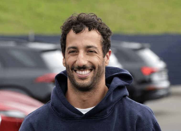Daniel Ricciardo sta affrontando un periodo cruciale nella sua carriera in Formula 1, con l'obiettivo di mantenere il suo posto nel team RB per il 2025. Il CEO di RB, Peter Bayer, ha recentemente fornito un aggiornamento sulle possibilità dell'australiano di rimanere con il team.