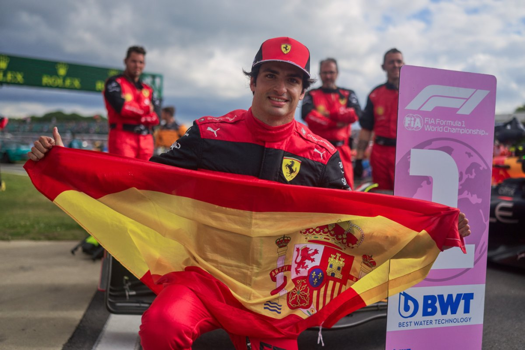 Carlos Sainz guarda al Gran Premio di Silverstone con una miscela di nostalgia e speranza. Il pilota spagnolo ha rivelato che il team di Maranello farà delle prove comparative nelle prove libere. Meteo permettendo...