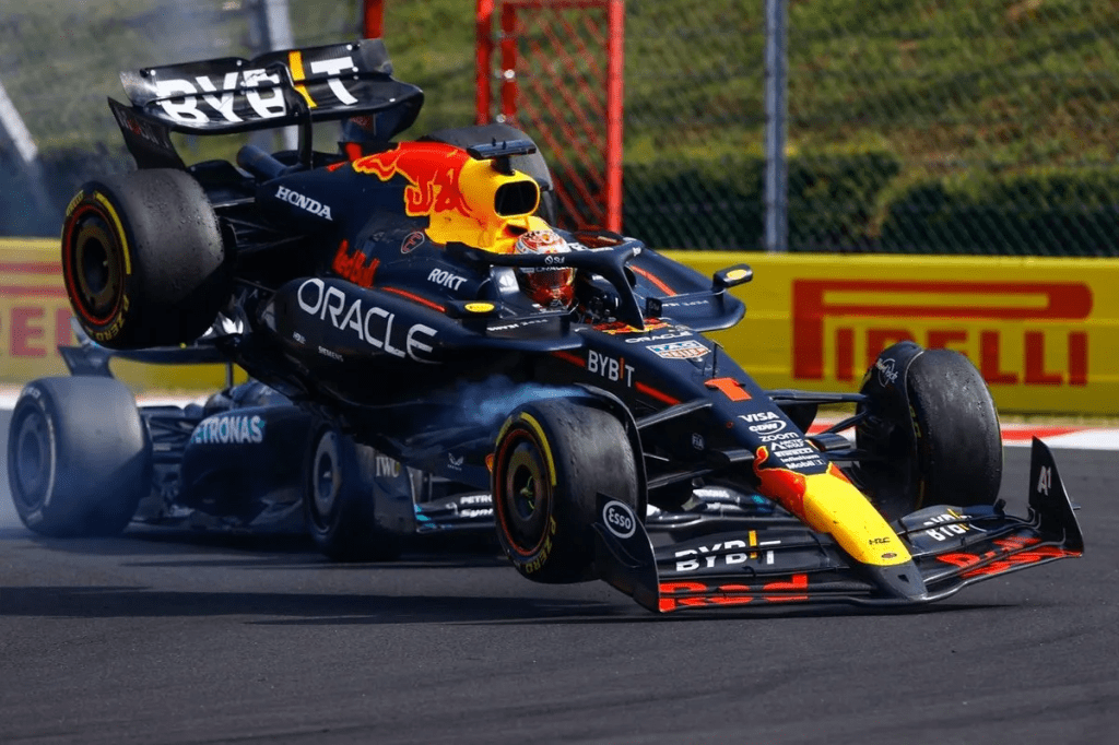 Lo scorso fine settimana, al Gran Premio d'Ungheria, Max Verstappen ha vissuto un weekend da incubo, con comportamenti che, secondo Lewis Hamilton, non sono stati all'altezza di un campione del mondo.