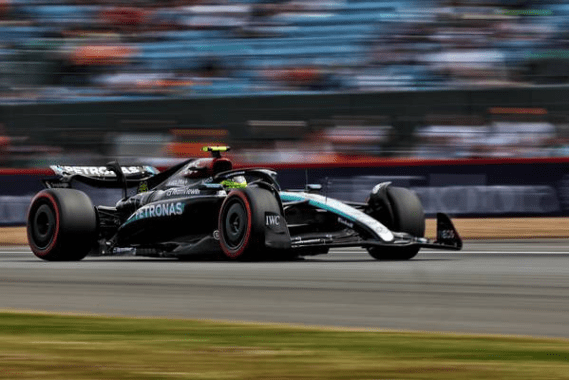 Nelle Prove Libere 2 di Silverstone sia Hamilton che Russell hanno accusato forti distacchi rispetto al giro veloce di Norris, suggerendo grande lavoro da svolgere in casa Mercedes nelle ultime ore prima del GP di Gran Bretagna.
