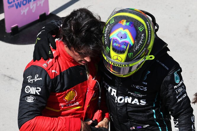 La possibilità di vedere Carlos Sainz alla guida di una Mercedes è ancora viva. Toto Wolff ha confermato che Andrea Kimi Antonelli sta attraversando un anno difficile. Il giovane pilota italiano, 17 anni, ha dovuto affrontare molta pressione dopo l'addio di Lewis Hamilton, una situazione che non è sfuggita all'attenzione del team principal austriaco.