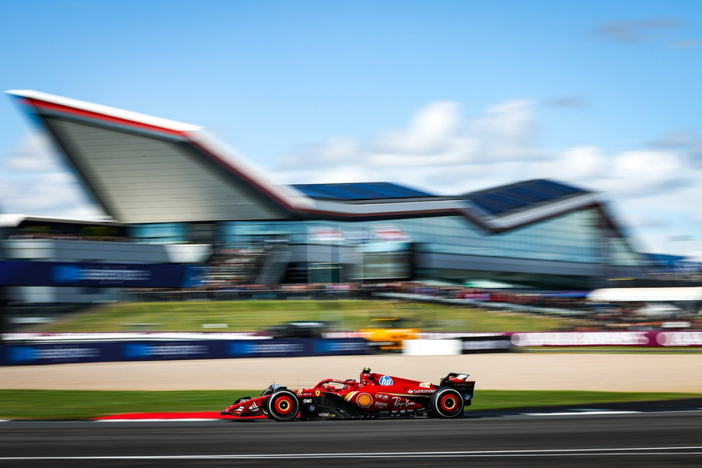 Carlos Sainz ha concluso il Gran Premio di Gran Bretagna in quinta posizione, un risultato notevole per la Ferrari considerando le difficoltà della gara e il ritmo non eccezionale della SF-24 durante il fine settimana. Il pilota spagnolo ha dichiarato che la squadra ha fatto tutto "praticamente perfetto" e ha definito questa corsa come "una delle più solide in Ferrari" che ricorda.
