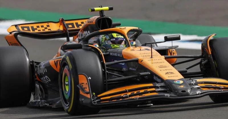Zak Brown, direttore esecutivo della McLaren, esprime rammarico per il mancato successo della sua squadra nel Gran Premio di Gran Bretagna, gara di casa per loro. Brown riconosce che sia Lando Norris che Oscar Piastri "hanno fatto un lavoro eccellente", ma ammette che hanno commesso un errore nella fase finale della gara quando hanno deciso di montare gomme soft sul britannico.