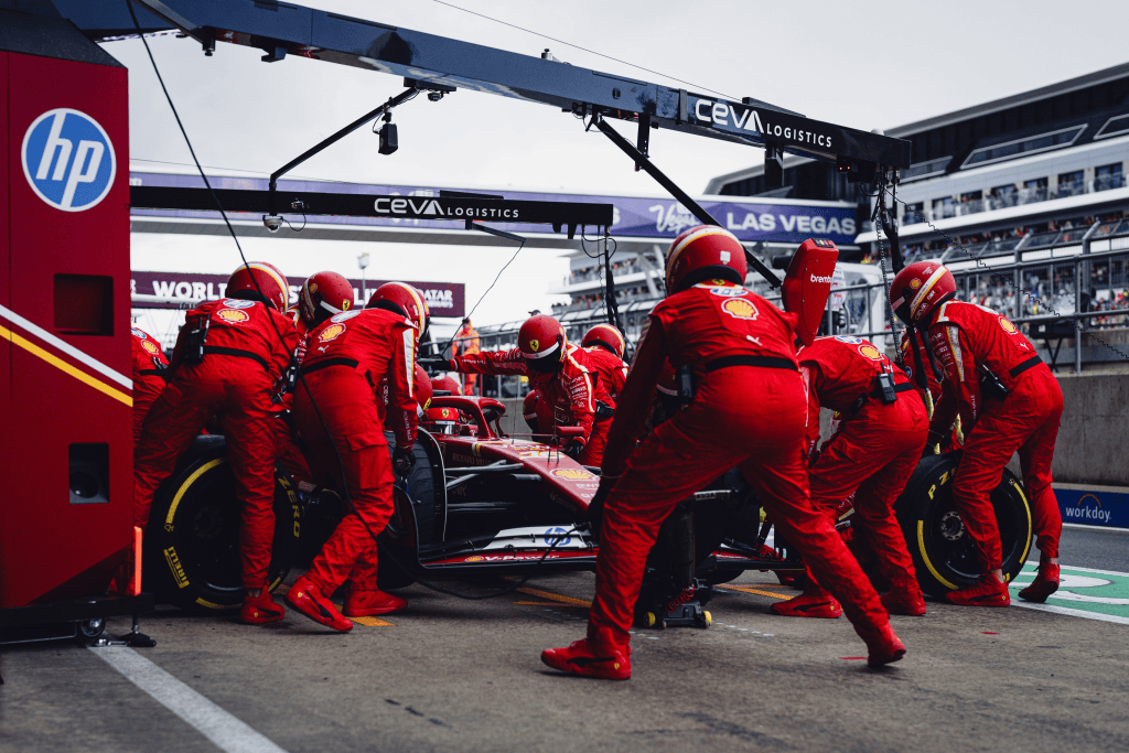 In casa Ferrari suona un campanello d'allarme. Le evoluzioni della SF24 non funzionano come previsto e la McLaren, che attualmente dispone di una delle migliori vetture, li ha quasi raggiunti in classifica. Ma ora c'è da preoccuparsi anche di Mercedes.