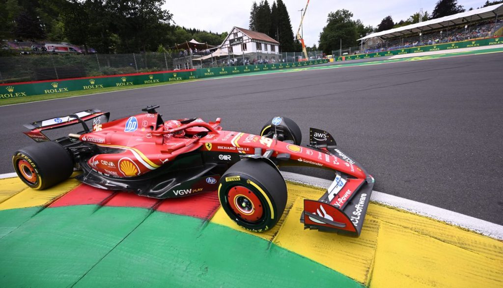 A Spa Verstappen vola con una Red Bull più carica, mentre Leclerc, aiutato dalla pioggia, prende la "pole" con un gran giro. Delude McLaren, che con l'assetto scarico punta tutto sulla gara (asciutta). Il GP sarà apertissimo.