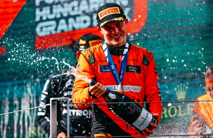 Oscar Piastri vince in Ungheria e festeggia con lo champagne