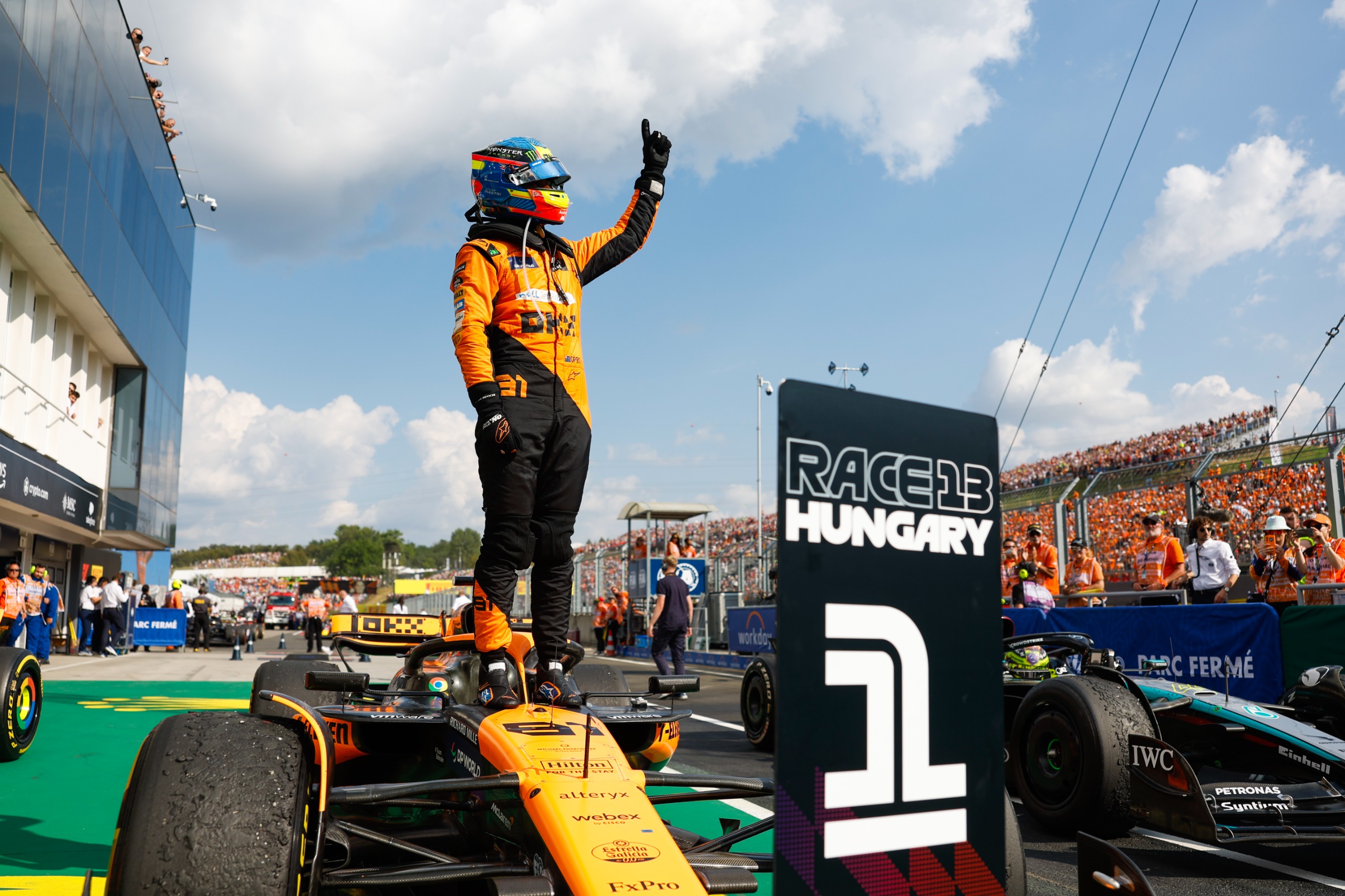 Oscar Piastri saluta i fan conclusa la gara uscito dalla sua MCL38