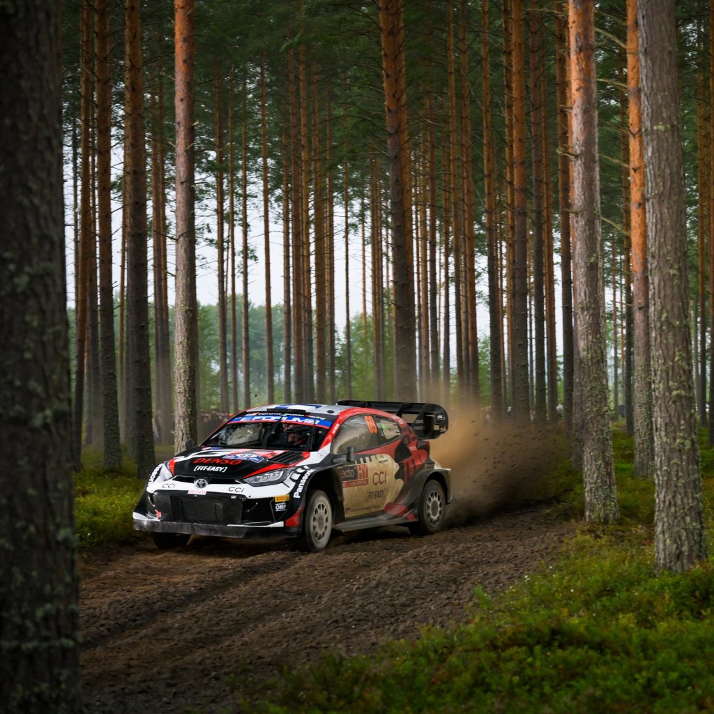 Nelle prove speciali del Venerdì pomeriggio si conferma il più veloce Kalle Rovanperä che conquista 2 vittorie su 5 prove speciali. La pioggia favorisce Neuville che vince la SS8 e Pajari vince la sua prima prova speciale. Gran botto conto un albero per Lappi.