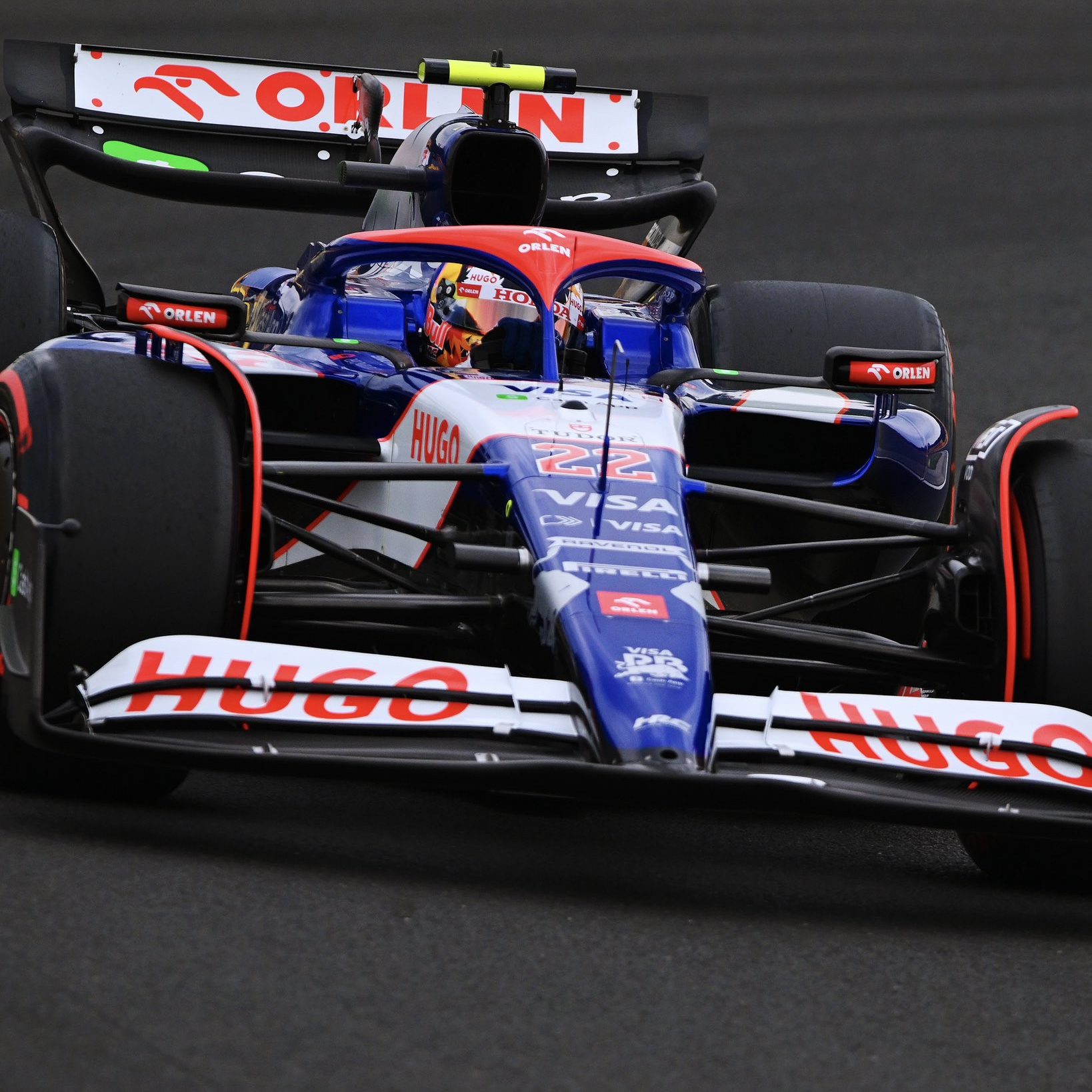 Yuki Tsunoda è ormai alla sua quarta stagione di Formula 1, nonostante in questi anni si sia fatto riconoscere molto per i suoi modi singolari di reagire ai problemi, ha avuto una crescita non indifferente.