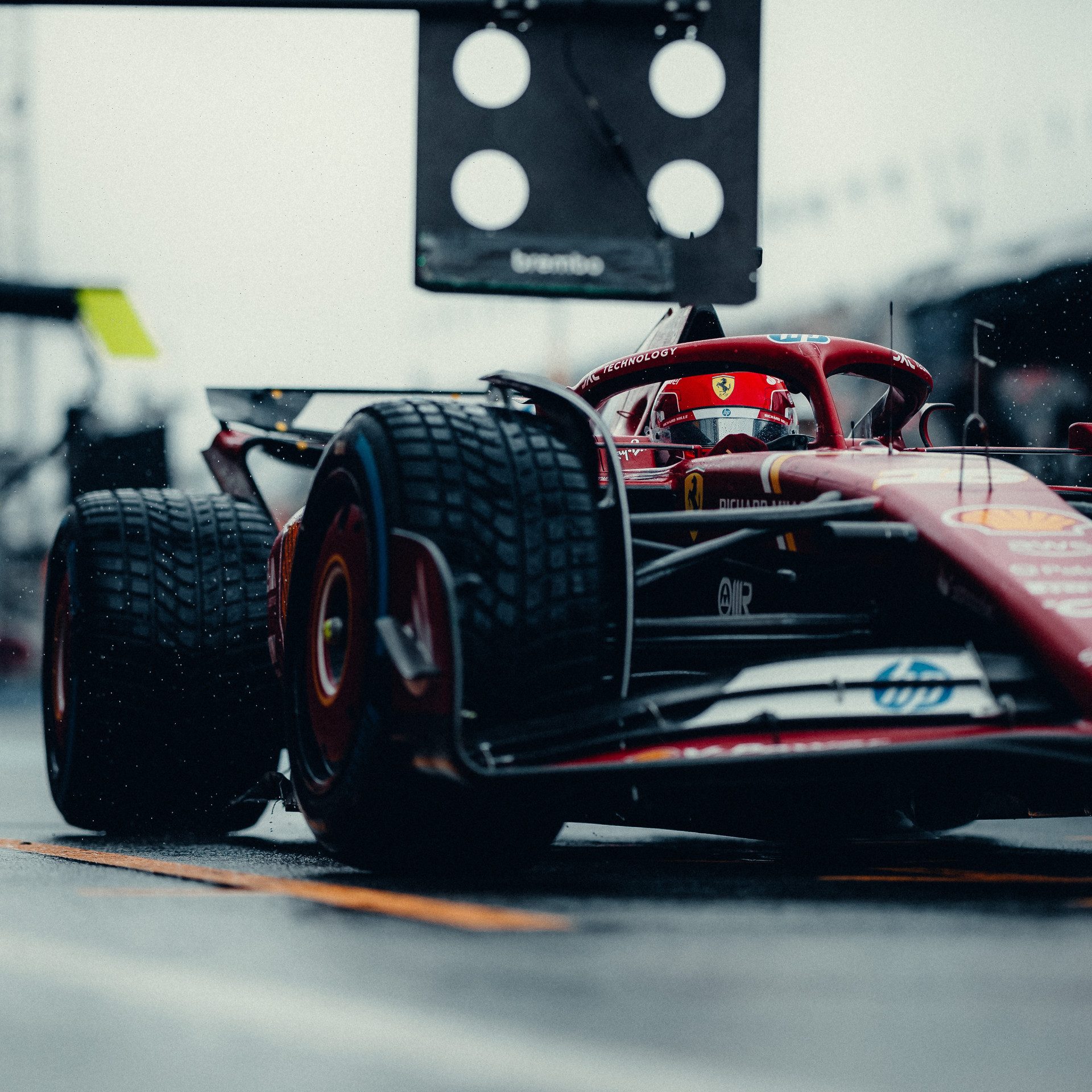 Ferrari in difficoltà nelle prove libere del GP d'Olanda. Secondo Leclerc le qualifiche saranno decisive per il weekend, ma c'è molto su cui lavorare ancora.
