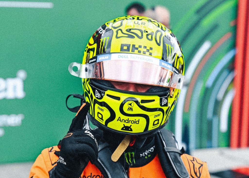 Lando Norris appena sceso dalla vettura dopo aver conquistato la pole position
