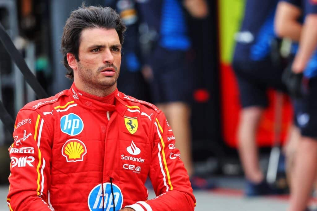 Carlos Sainz si prepara a dire addio alla Ferrari dopo quattro anni intensi e ricchi di emozioni. Il pilota spagnolo riflette su questa tappa importante della sua carriera, ricordando i momenti salienti e condividendo i suoi pensieri con Motorsport Italia. 