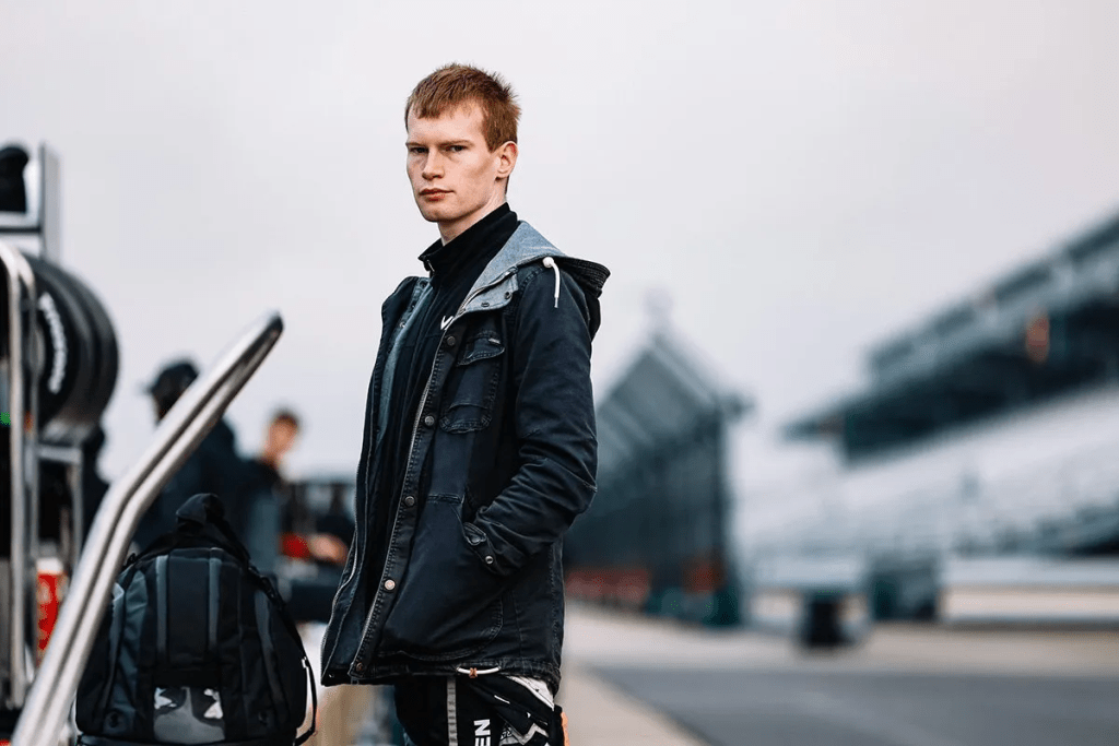 La stagione da rookie di Taylor Barnard in Formula 2 con il team AIX Racing si è conclusa in anticipo, con il pilota che ha deciso di passare a tempo pieno alla Formula E con McLaren a partire dal prossimo anno. Al suo posto, per le ultime gare della stagione, è stato ingaggiato Niels Koolen come sostituto temporaneo.