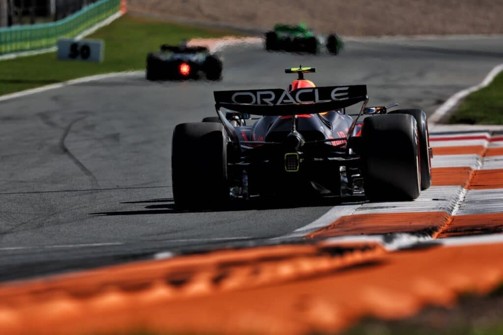 Sergio Pérez, pilota della Red Bull, ha espresso la sua opinione riguardo al Gran Premio d'Italia, indicando McLaren come il team da battere. Nonostante il circuito di Monza sia molto diverso da quello di Zandvoort, il messicano crede che il team britannico possa continuare a mostrare la stessa competitività vista nei Paesi Bassi, dove Lando Norris ha ottenuto una vittoria impressionante con la McLaren.