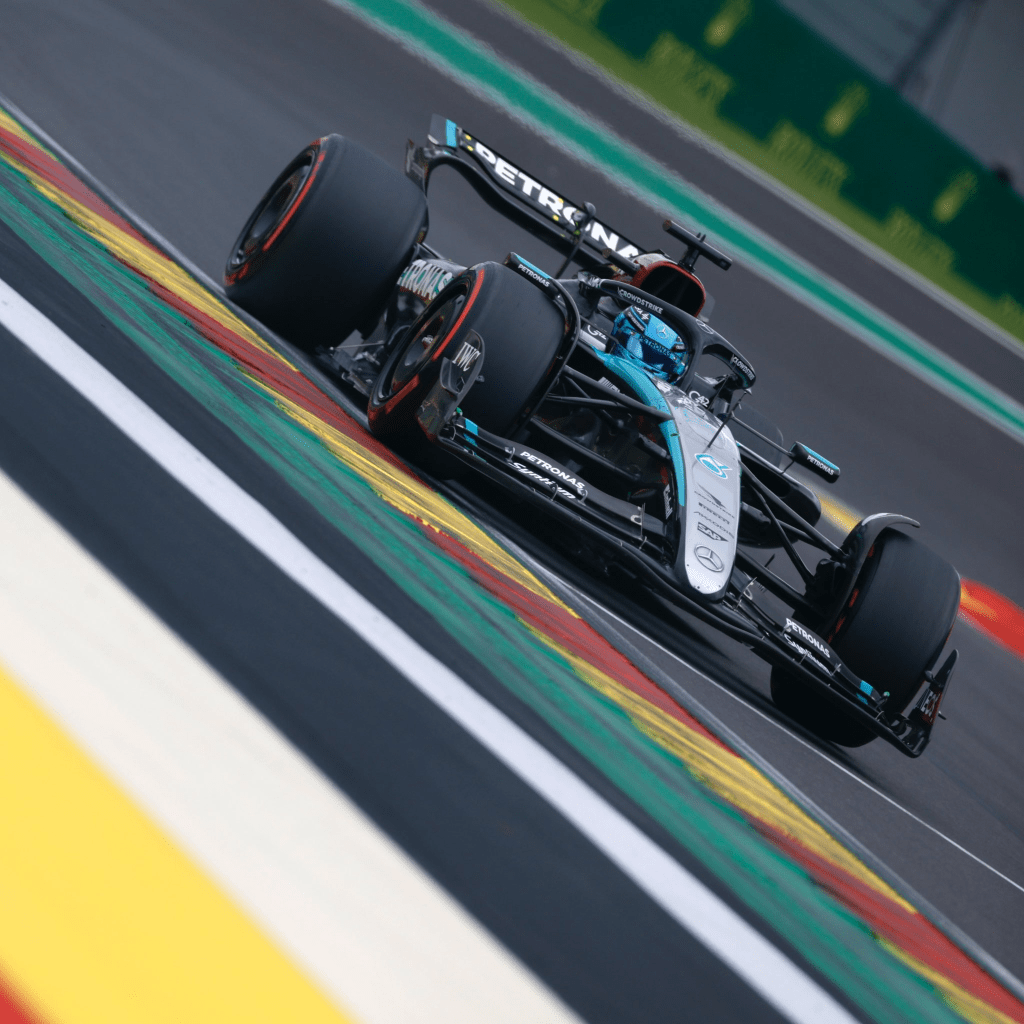 George Russell ha visto sfumare la sua terza vittoria in Formula 1 a causa di una squalifica post-gara per un'auto sottopeso al Gran Premio del Belgio 2024. Con questa decisione, Russell è diventato il sesto pilota nella storia della F1 a perdere una vittoria per squalifica.