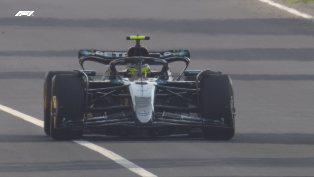 Hamilton ha mostrato tutto il suo disappunto per l'ultimo giro cronometrato in Q3. Due errori fatali e P6 a soli 186 millesimi dalla pole. 