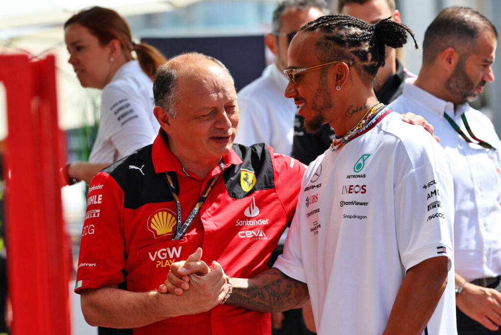 John Elkann, presidente della Ferrari, ha recentemente rilasciato dichiarazioni significative riguardo l'arrivo di Lewis Hamilton alla Scuderia di Maranello. Elkann ha sottolineato l'importanza di questa nuova collaborazione e ciò che rappresenta per il futuro del team e per lo stesso Hamilton.