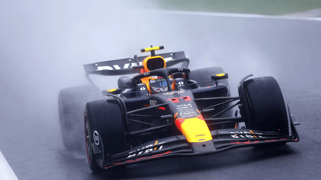 La Red Bull sta valutando l'ipotesi di riportare la vettura di Sergio Perez alle specifiche iniziali della RB20, nel tentativo di aiutarlo a ritrovare la forma necessaria per mantenere il titolo Costruttori. 