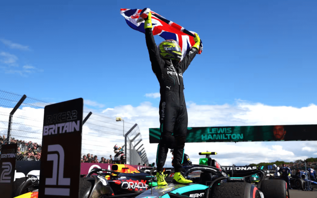 Lewis Hamilton ha recentemente riflettuto su ciò che ha imparato durante il lungo periodo di 56 gare senza vittorie in Formula 1, un digiuno che si è interrotto con la sua trionfale vittoria al Gran Premio di Gran Bretagna di quest'anno. Quella vittoria a Silverstone è stata la prima per il 39enne in 945 giorni, rompendo un silenzio durato 31 mesi e impedendo che la sua carriera in F1 raggiungesse tre stagioni consecutive senza un successo.