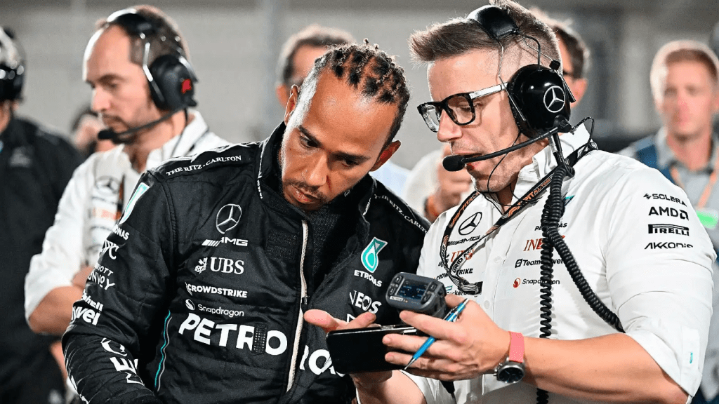 Peter Bonnington, l'ingegnere di pista che ha accompagnato Lewis Hamilton durante i suoi anni più gloriosi in Mercedes, rimarrà con la squadra di Brackley anche dopo il 2024. Bonnington, noto affettuosamente come "Bono", è stato promosso a capo dell'ingegneria di gara per Mercedes, un ruolo che assumerà con effetto immediato.