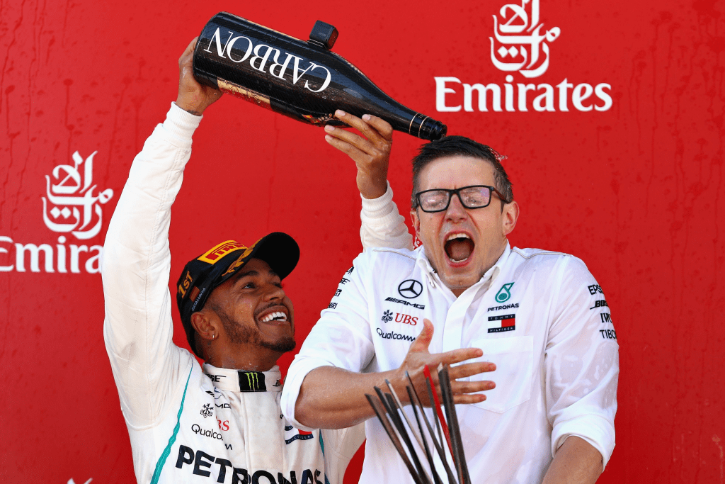 Lewis Hamilton sta per affrontare l'ultima serie di gare con Mercedes, un momento che segnerà anche la fine della sua collaborazione con l'iconico ingegnere di pista, Peter Bonnington. Conosciuto affettuosamente come "Bono", Bonnington è stato al fianco di Hamilton fin dal suo arrivo in Mercedes nel 2013, guidandolo attraverso le sessioni di gara e contribuendo in modo significativo ai suoi successi.