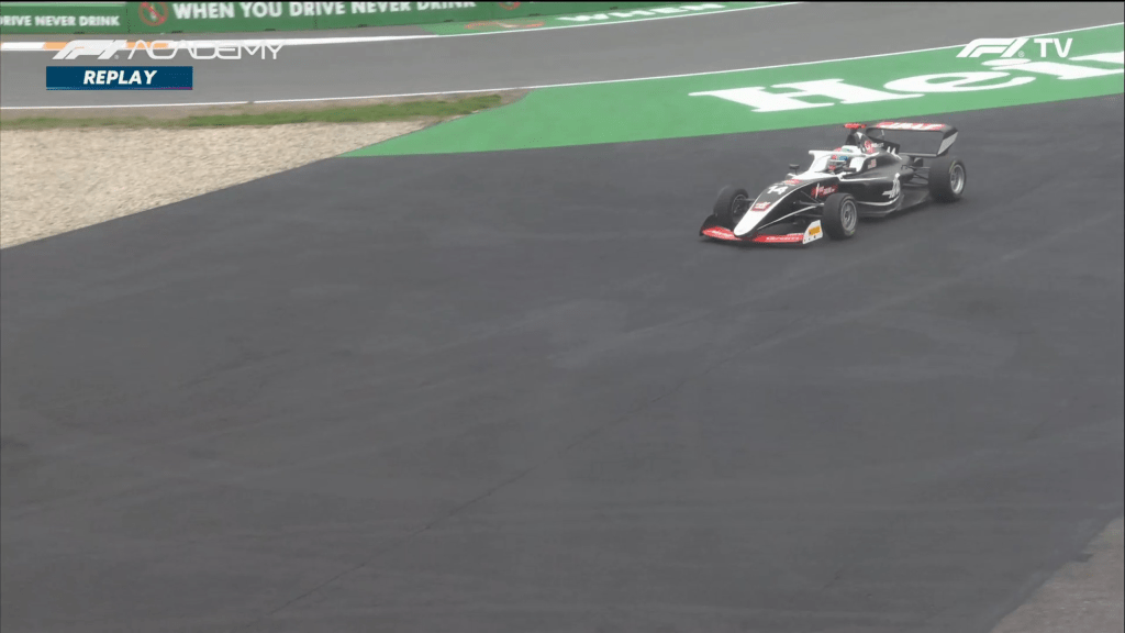 Abbi Pulling è la più veloce al termine delle prime prove libere della F1 Academy a Zandvoort. In una sessione caratterizzata dal forte vento e da gocce di pioggia, la britannica del team Alpine ha preceduto Doriane Pin e Bianca Bustamante. Ottimo inizio per la wildcard Nina Gademan.