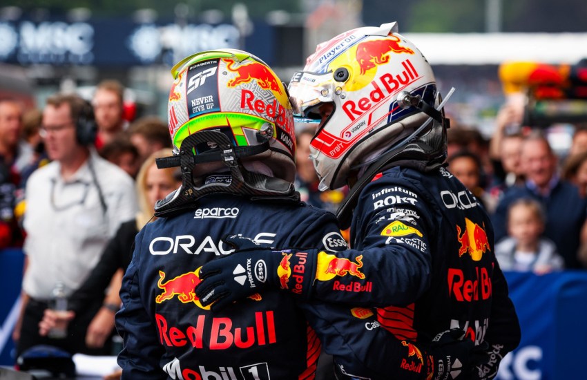 A pochi mesi dall’addio di Sergio Perez alla Red Bull, Max Verstappen ha rivelato un dettaglio inedito e personale che riguarda il suo ex compagno di squadra: il quattro volte campione del mondo non ha ancora mantenuto una promessa fatta a Checo. Una promessa semplice ma significativa, che racconta molto del rapporto umano tra i due: lo scambio del casco.