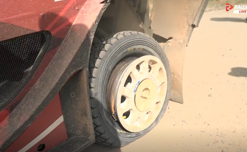Iniziano le prove speciali del Rally del Cile. Ogier nonostante la vittoria nella SS1 si autoelimina dalla lotta al mondiale perdendo più di 2 minuti a causa di un suo errore nella SS3. Tanak accorcia su Neuville arrivandogli sempre davanti. Sesk commette lo stesso errore di Ogier e danneggia la ruota e la sospensione perdendo tempo prezioso.