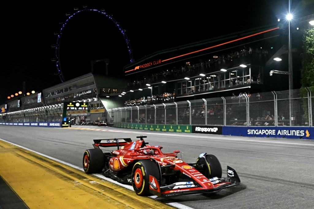 Ferrari SF24 a Singapore, guidata da Leclerc