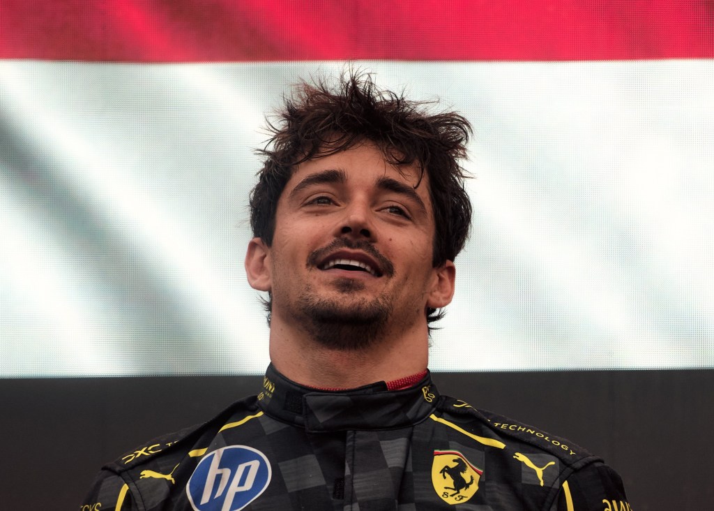 
Charles Leclerc sul podio durante l'inno