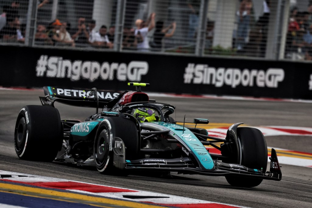 Hamilton alla guida della W15 a Marina Bay