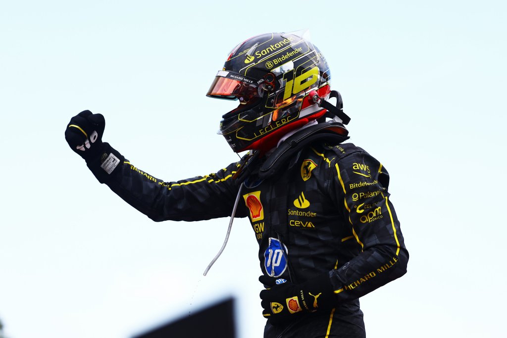 Charles Leclerc appena sceso dalla SF-24 dopo la vittoria