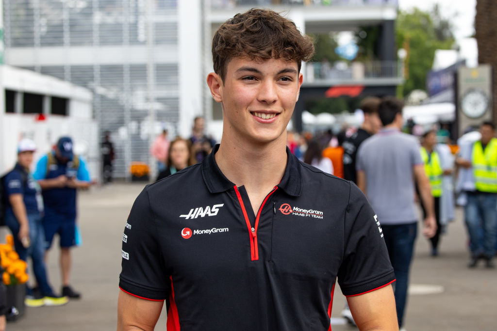 Oliver Bearman si prepara a vivere il suo primo weekend completo in Formula 1. Il britannico sostituirà Kevin Magnussen sulla Haas dopo la squalifica del pilota danese dal Gran Premio dell'Arabia Saudita.