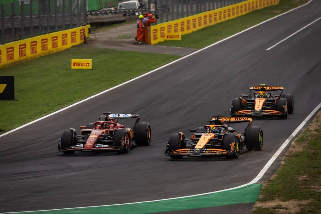 Oscar Piastri ha confermato che McLaren ha modificato la strategia per le ultime gare del campionato di Formula 1, con l'obiettivo di favorire Lando Norris nella sua lotta al titolo mondiale contro Max Verstappen. 