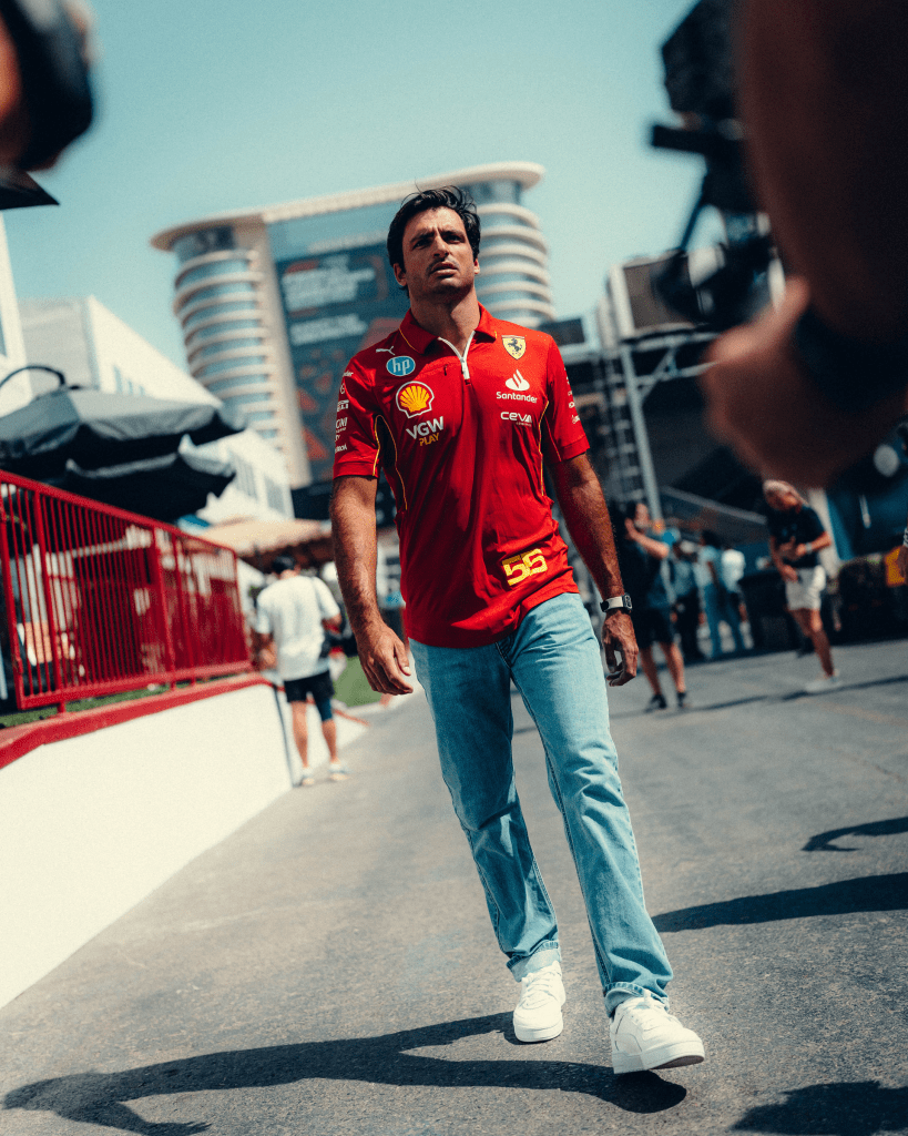 Carlos Sainz ha espresso sorpresa per il fatto che Ferrari sia ancora in corsa per il titolo costruttori di Formula 1, nonostante un periodo difficile durante la stagione. Il pilota spagnolo ritiene che la gestione strategica e l’esecuzione delle gare da parte del team abbiano giocato un ruolo fondamentale nel mantenere Ferrari competitiva. Attualmente, la squadra di Maranello si trova a 39 punti da Red Bull, con McLaren che sembra destinata a superare la scuderia austriaca nel campionato.