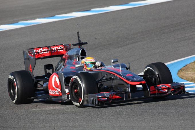 Lewis Hamilton ha dichiarato che sarebbe stato un grande onore collaborare con Adrian Newey, il celebre progettista di auto di Formula 1, ma ha sottolineato che non è necessario avere Newey per raggiungere il successo. Il sette volte campione del mondo ha infatti vinto titoli con due team differenti che non avevano Newey tra i loro ranghi, dimostrando che nessuno è imprescindibile per trionfare in Formula 1.